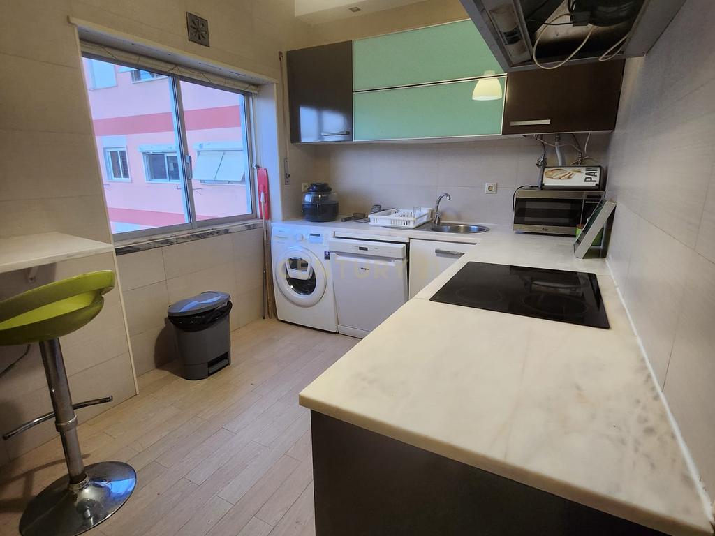 Apartamento Moderno em Setúbal com Vista para a Cidade e Montanha - Image 9